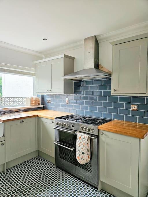 Holiday home 时尚的3室独立别墅，近海滩，mumbles Swansea