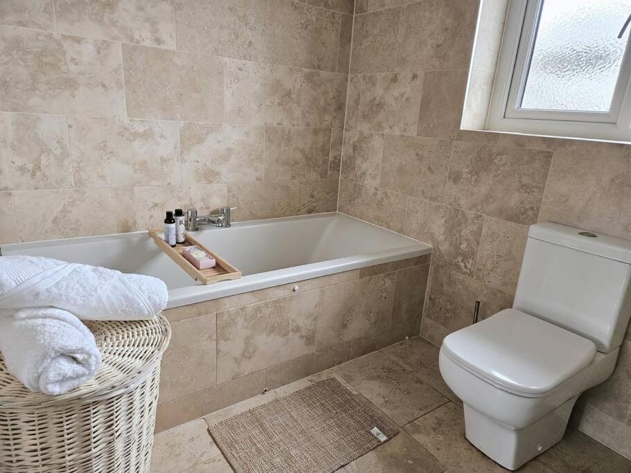 Holiday home 时尚的3室独立别墅，近海滩，mumbles Swansea
